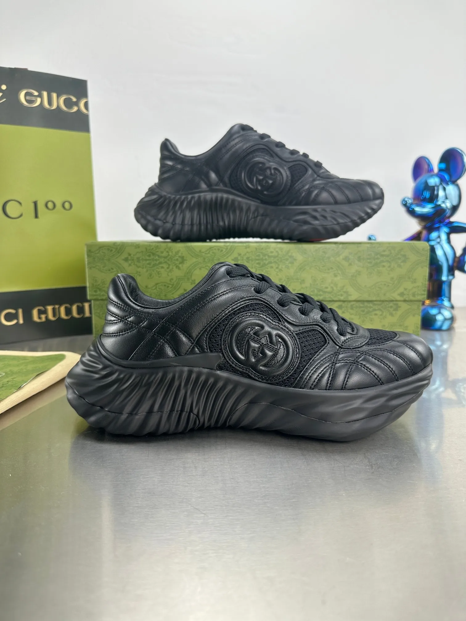 👟👟Ex-factory price 800👟👟 Top version 🔝Purchased and developed from the original version. This new sneaker adopts a thick-soled design, with stitched sheepskin upper and breathable mesh. Show full sense of technology. The 3D effect interlocking double G leather patch and Gucci letter metal accessories, two brand logo details, inject a dazzling texture into the overall design. The details are more substantial! ...